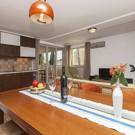 Apartment Ceja Near Sea *