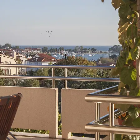 Apartment Ceja Near Sea